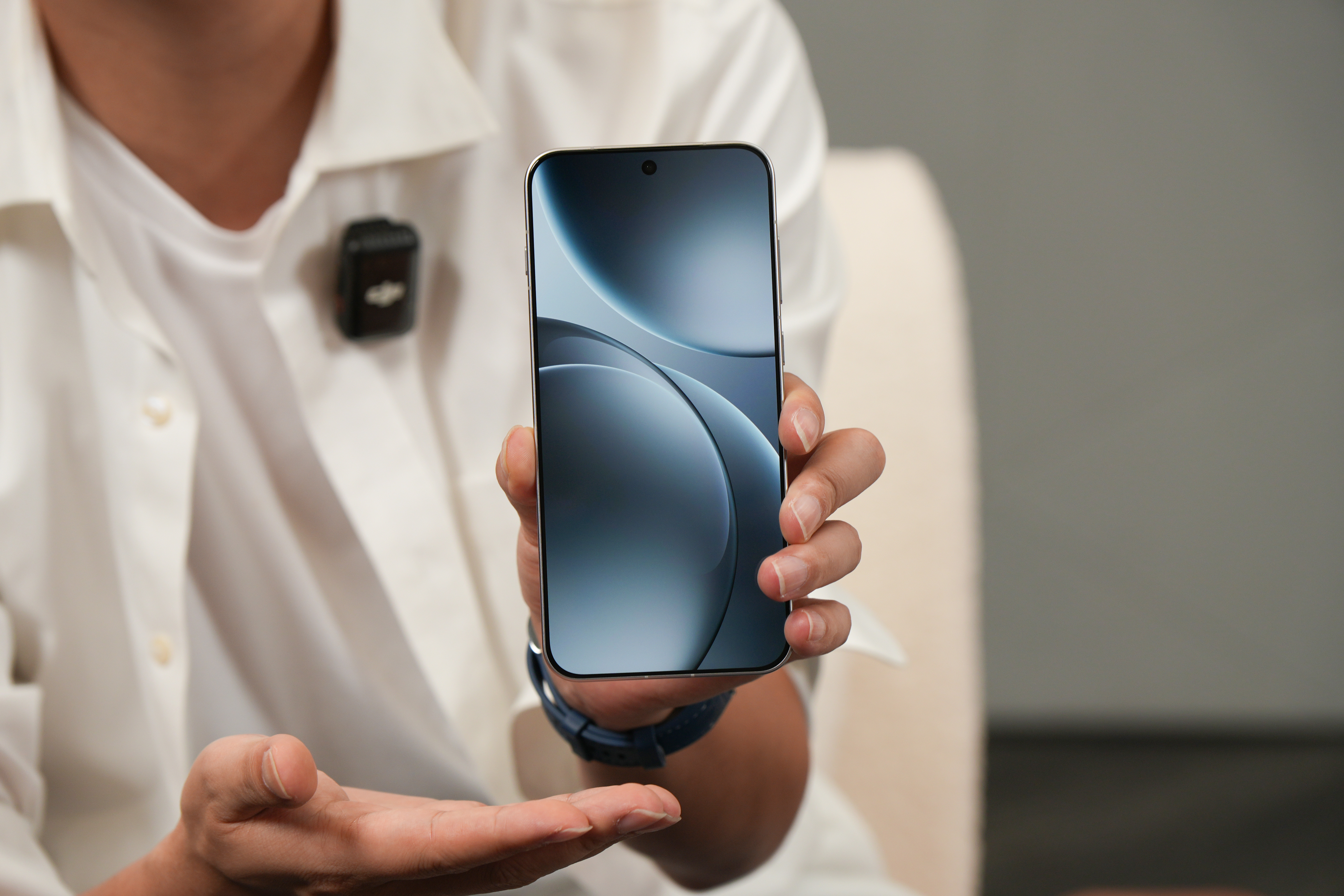 凌晨1点 苹果发布会 直播的时候，OPPO Find 系列产品负责人 也在边看苹