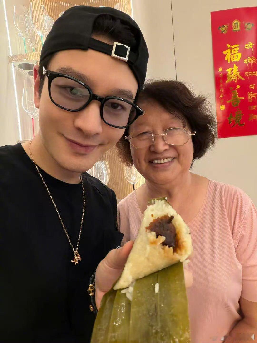 黄晓明晒妈妈包的粽子实名羡慕晓明哥能吃上妈妈亲手包的红枣粽！这哪里是粽子，分明是