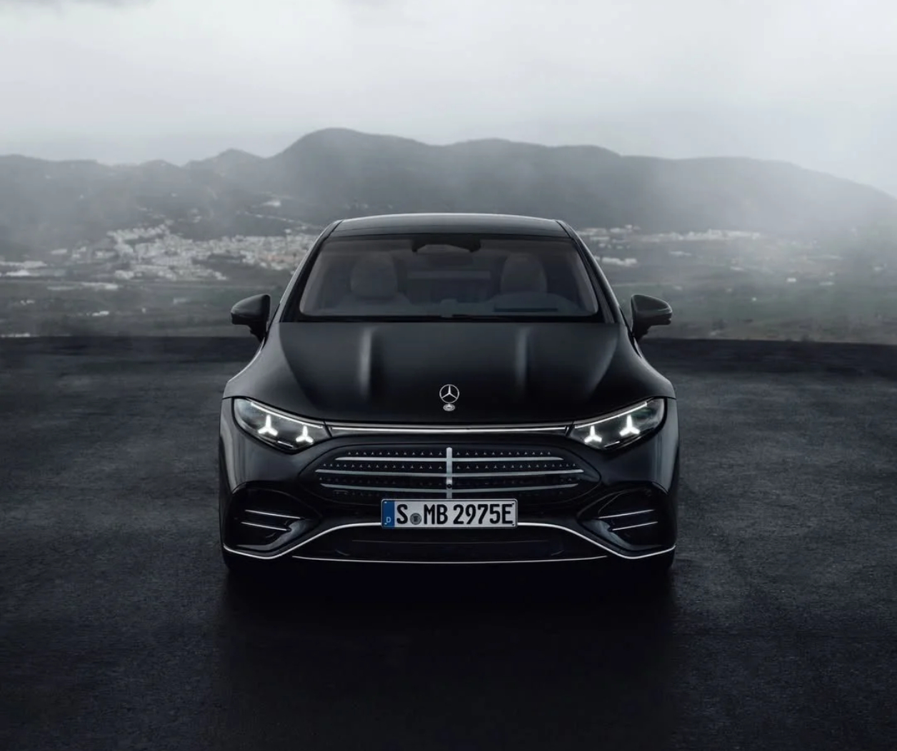 奔驰电车的设计真是丑，丑的很直白。 