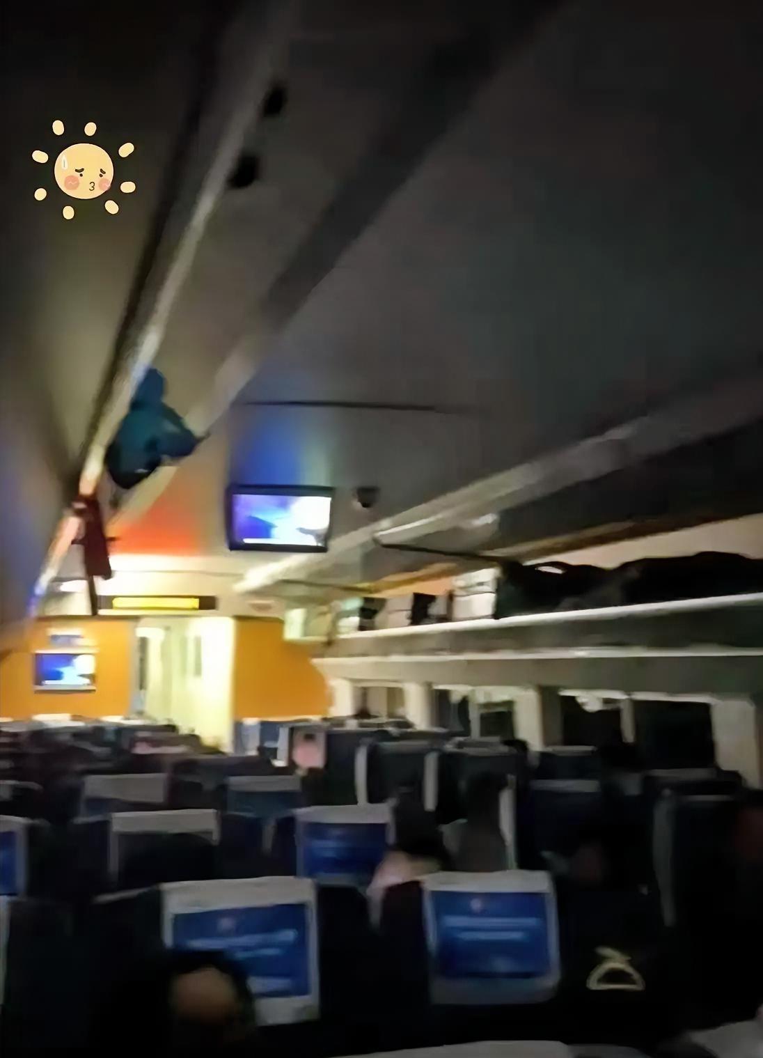 列车隧道突发停运！全车断电漆黑密闭，乘客被困闷热隧道，惊魂一刻太揪心
 
突发事