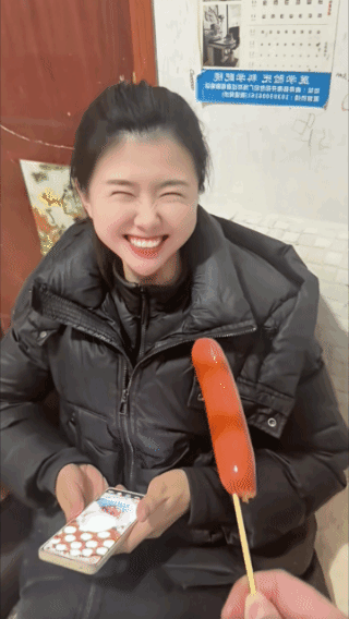 她长了一对笑眼！