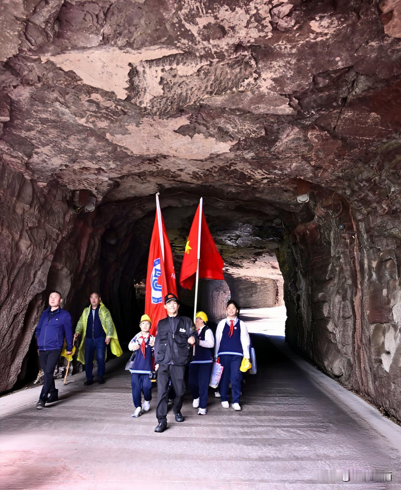 河南辉县郭亮村挂壁公路。
成都老年人协会摄影专委会
图文原创 袁伟
组稿编辑 袁