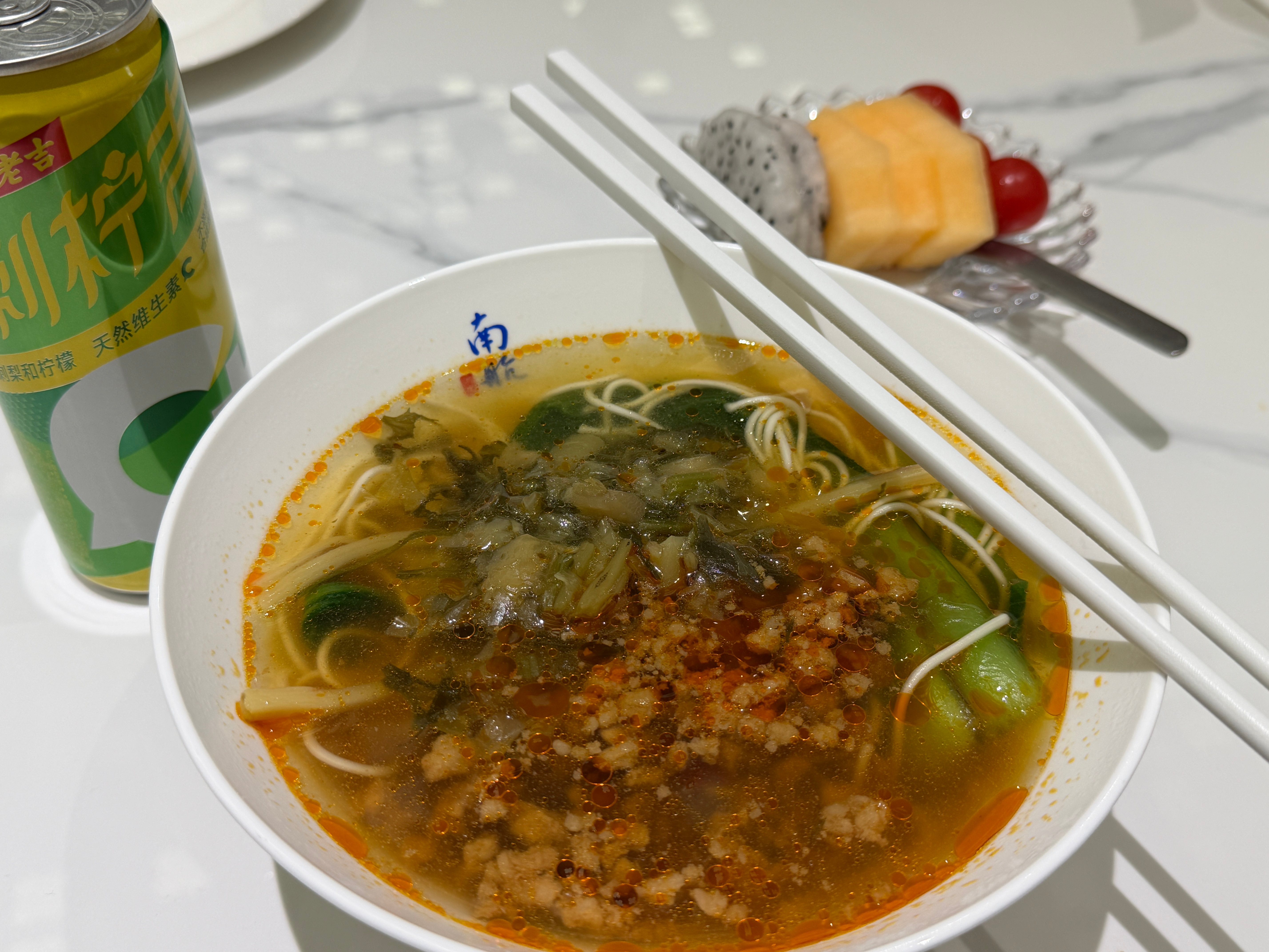 早每次就馋杭州南航休息室这口面，美滴很！这次还给送了小果盘，真好要不考虑一下，来