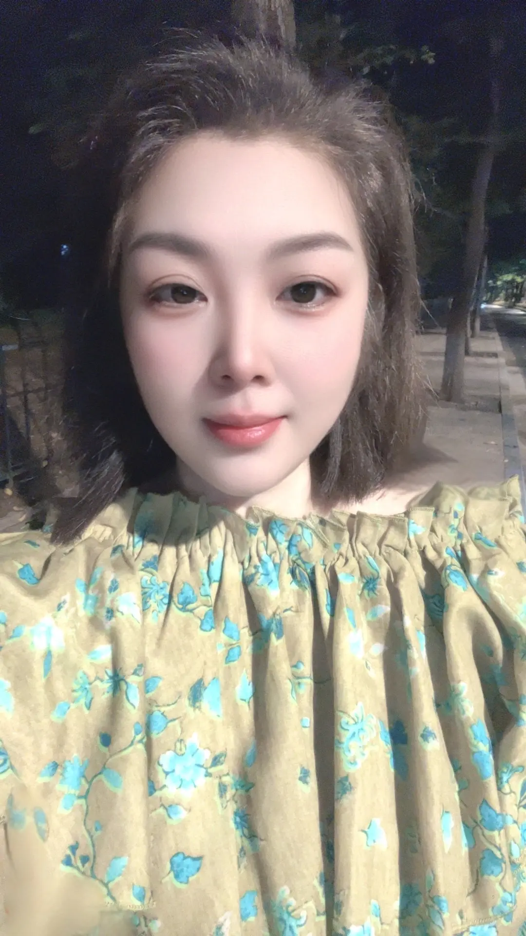 “八月第一天，偷偷许个愿！          我希望，爱财，爱己，风声水起.”