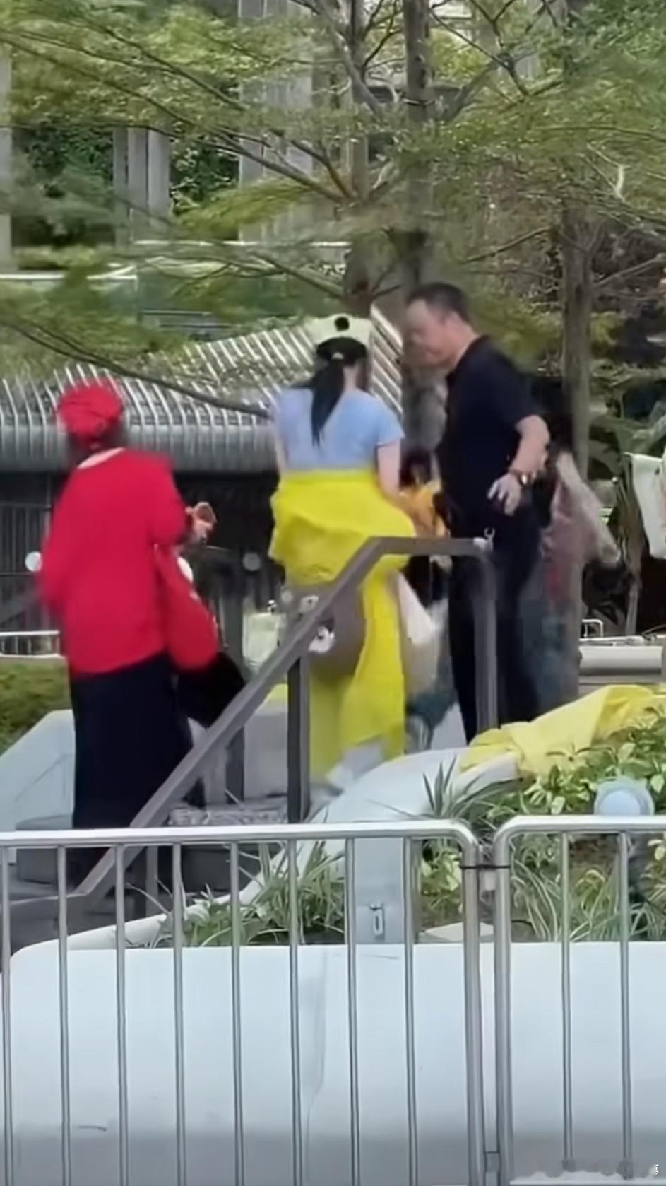 肖战香港活动只认红色应援肖战活动现场不要黄色应援肖战香港YSL线下活动现场，网友