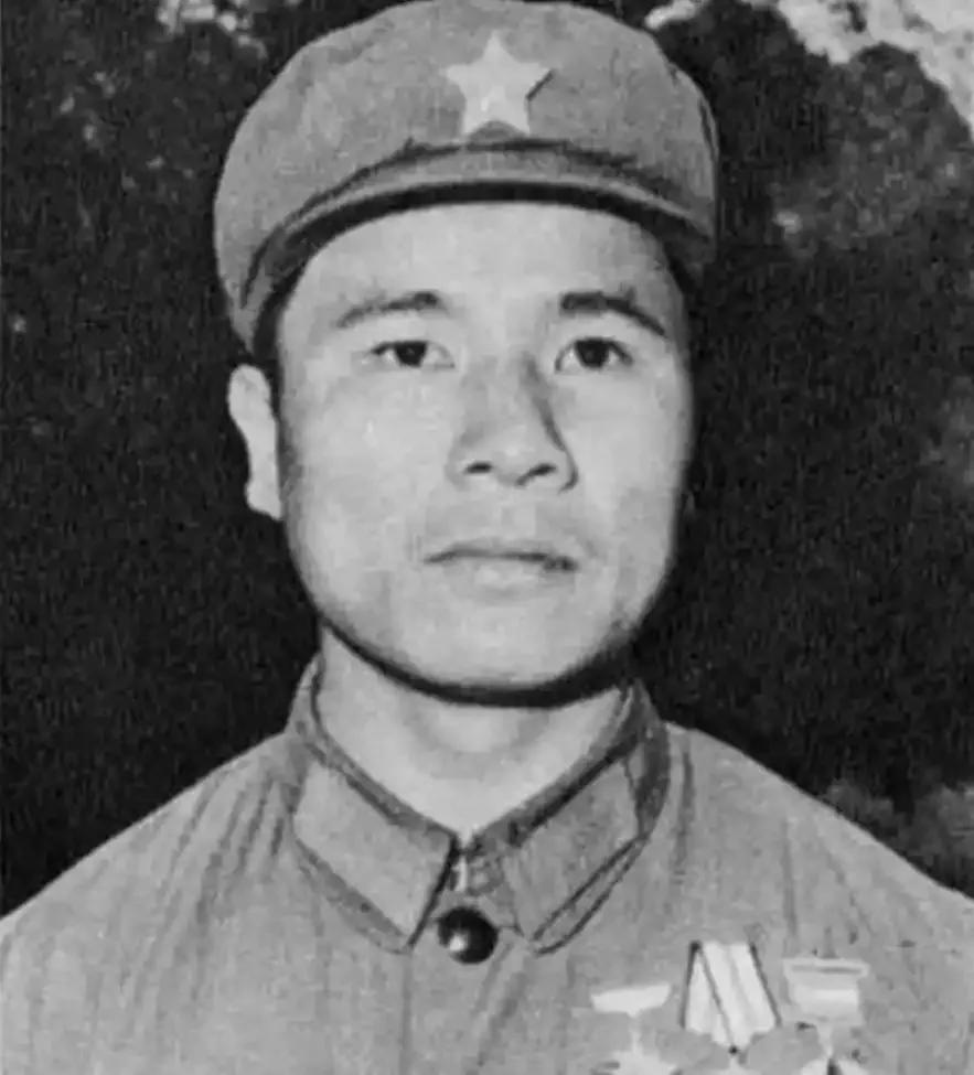 [微风]1979年，黄招强奉命护送伤兵撤退，中途休息时，他发现队伍里多了几张陌生