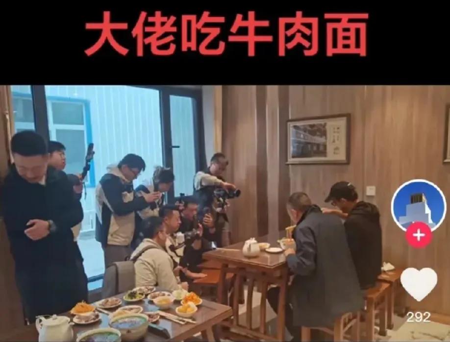 螳螂捕蝉，黄雀在后！


俞敏洪老师忙着摆拍，却不提防让吃瓜群众给偷拍了。

