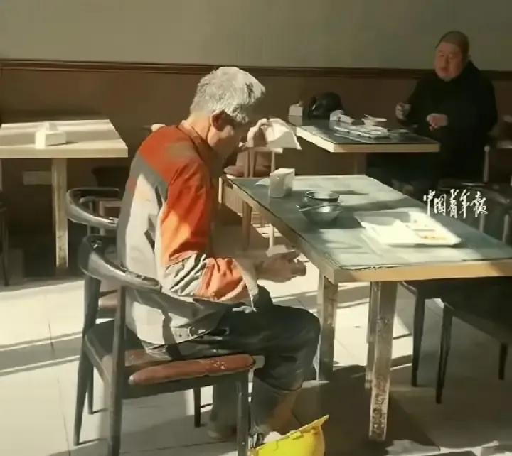 上海快餐店里一位工地大叔吃完十五块套餐，抽两张旧纸巾把塑料椅面来回抹三遍，叠好纸