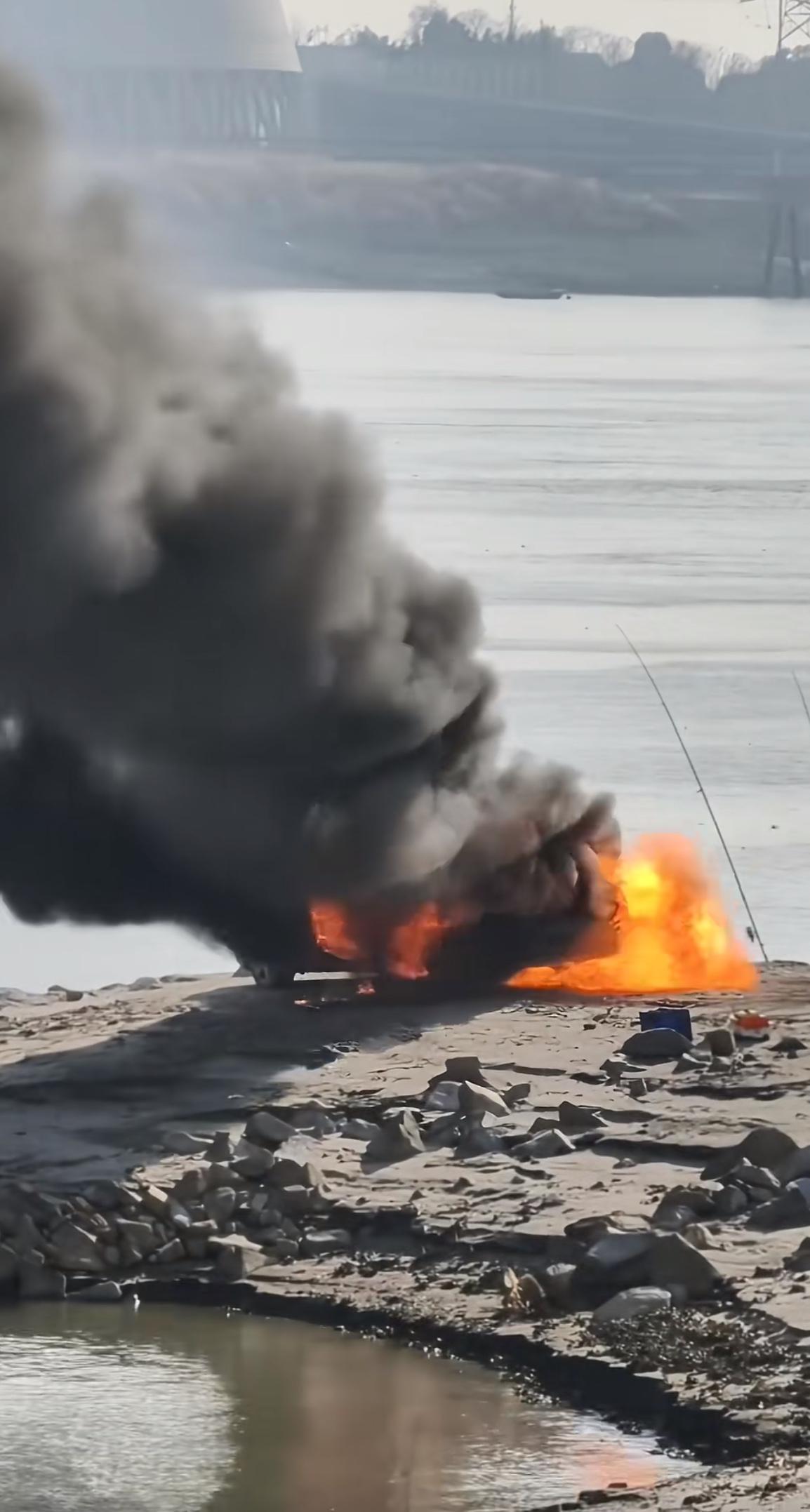 钓友们，这种情况下，如果铃铛响了，你会怎么办？
就在这两天，一位钓友在钓位上，旁