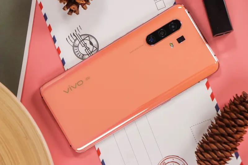 为啥OV手机高价低配还有人买？原因还挺多。
一方面，它们依赖线下渠道、明星代言和