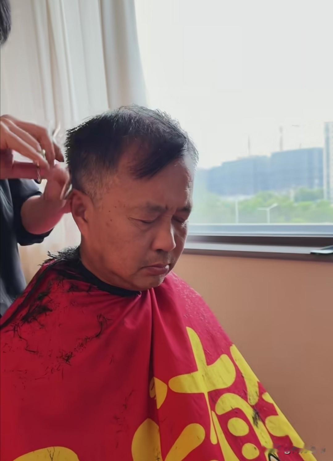 流浪大师、著名文化学者沈巍从太和县回来第一件事就是去理发店把发型换了，换了个年轻