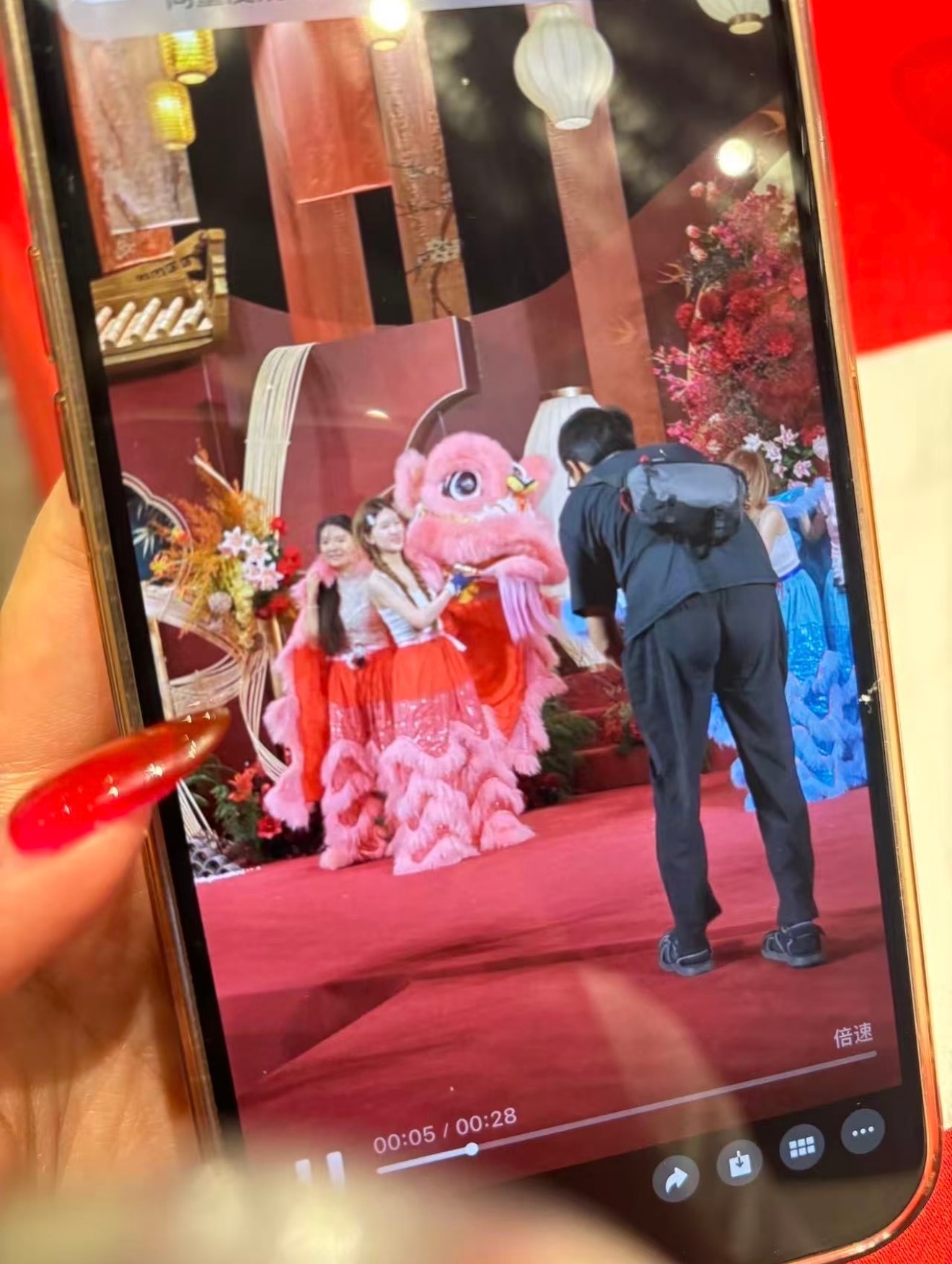 露儿真的很用心的给奶奶过生日！还弄了舞狮表演