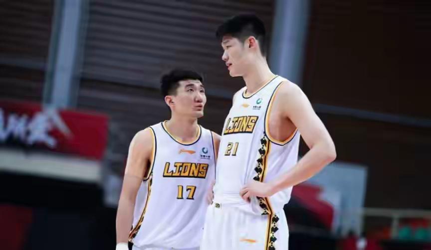 CBA第22轮广厦主场捍卫榜首荣耀，本场比赛大部分时间里，广厦队都稳稳地坐在积分