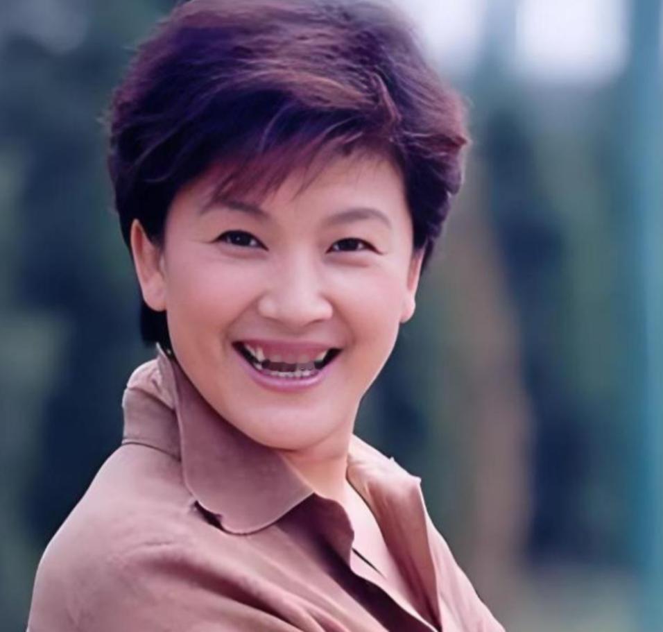 74岁无儿无女，宋春丽把亲侄子养了20年！如今侄子一个举动，让全网直呼：这比亲生