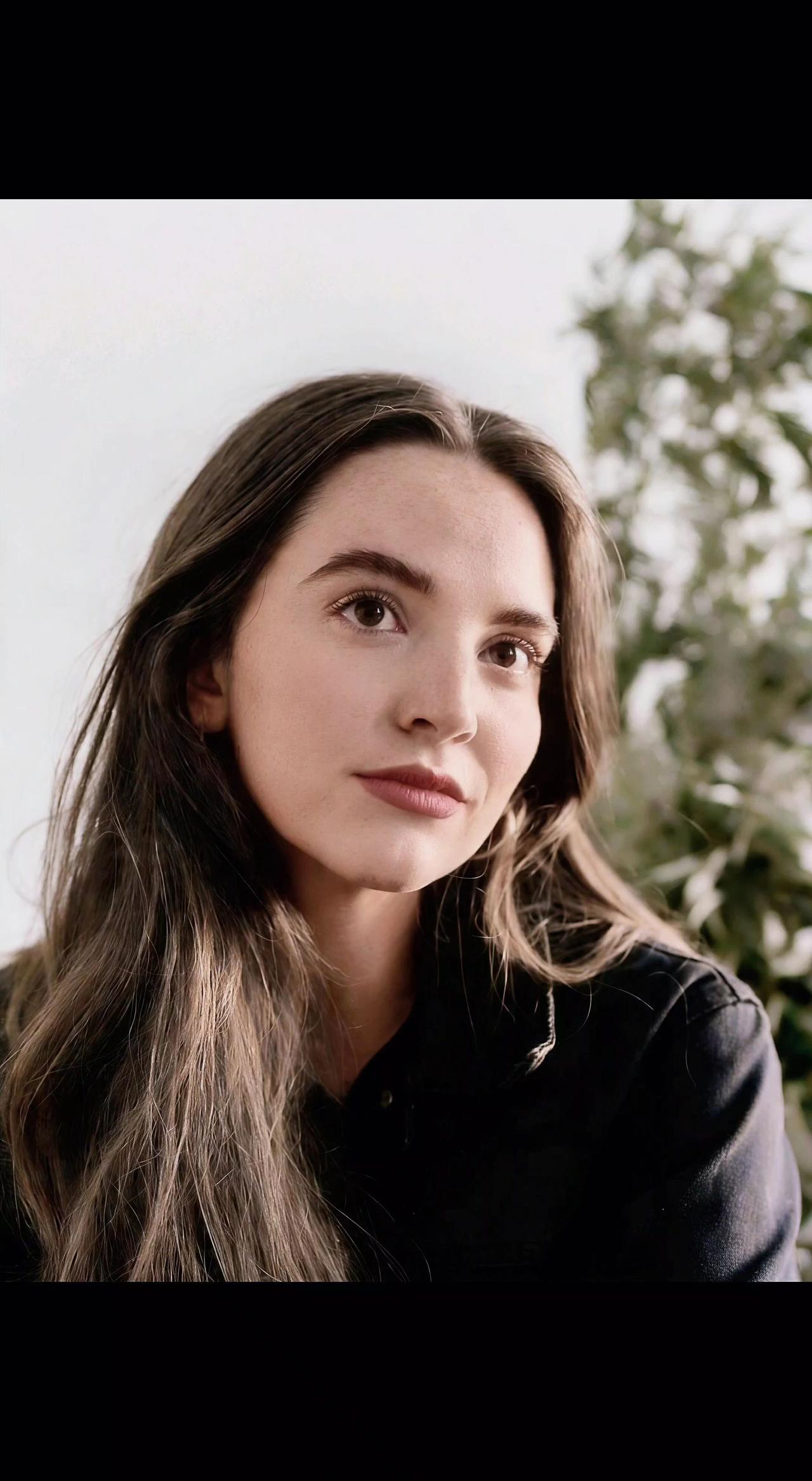 ✨发丝在光里游成河🌿，眼神是未拆的信笺。时间在此打了个温柔的结💫