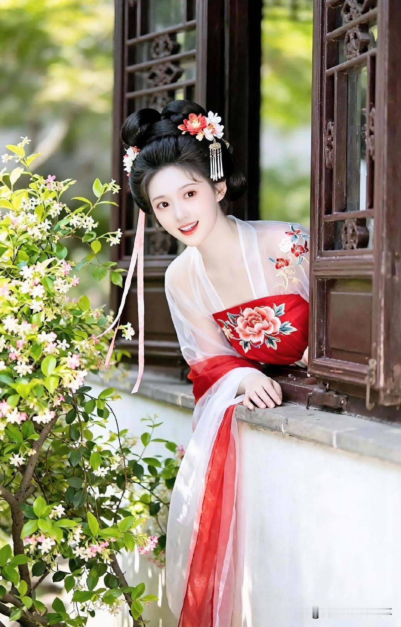下联：笑语华灯人月圆
上联：有请雅士[玫瑰][玫瑰][玫瑰]