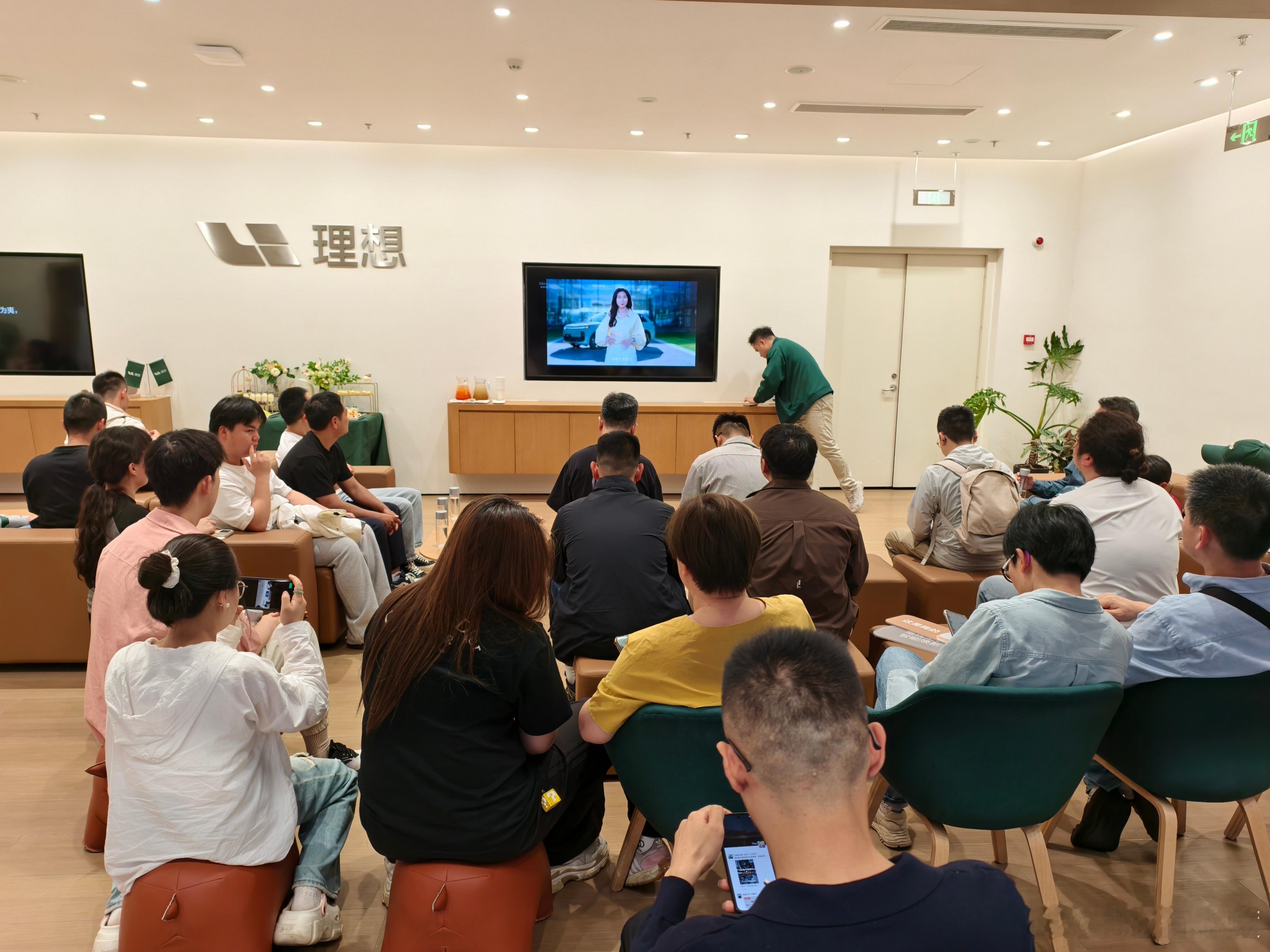 今晚来门店看理想智能焕新版发布会直播。  ​​​