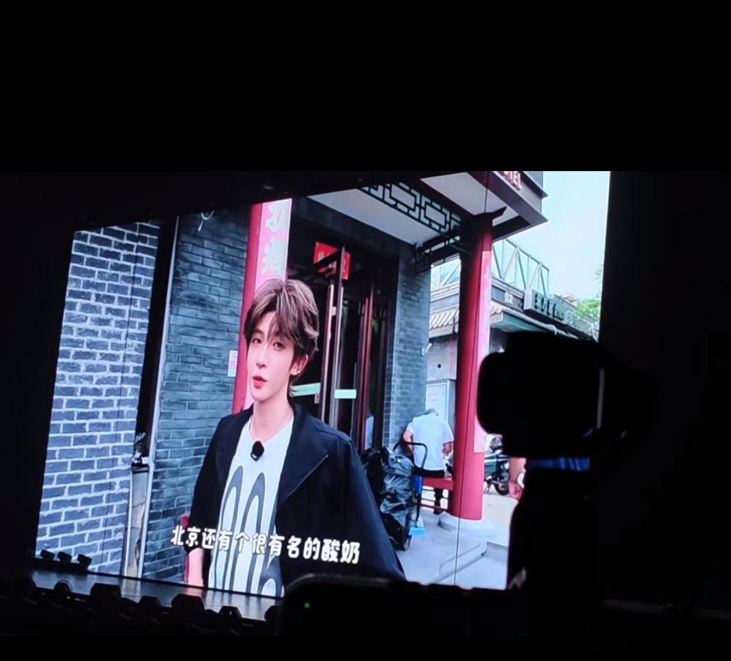 真的就是同一家😭😭 我记得我一抬头把旁边的红门头当成店铺了 结果伸头一看是旁
