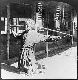 酷刑不是上来就把受刑人往死里整，万一整死了，就问不出情报了。施刑者往往会先带受刑
