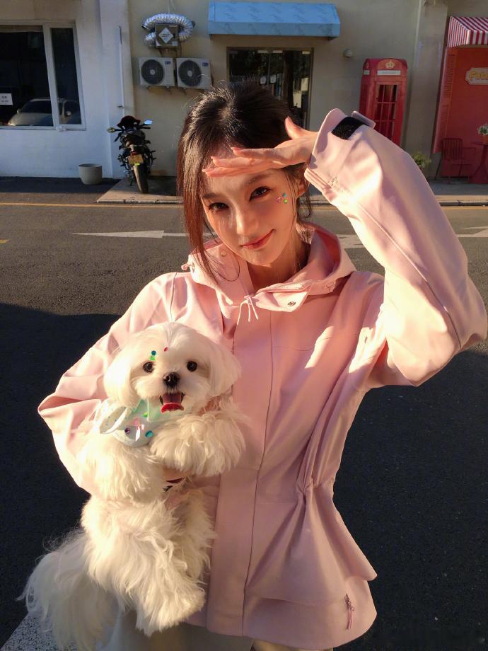 李一桐拿了真蛇冷艳美人这波直接让我心脏狂跳不止，李一桐的妆造和白蛇搭配起来适配度