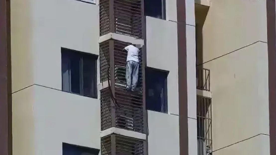 北京一位89岁的独居老人意外被反锁在卧室内，竟然选择冒险翻窗，从27楼一层层往下