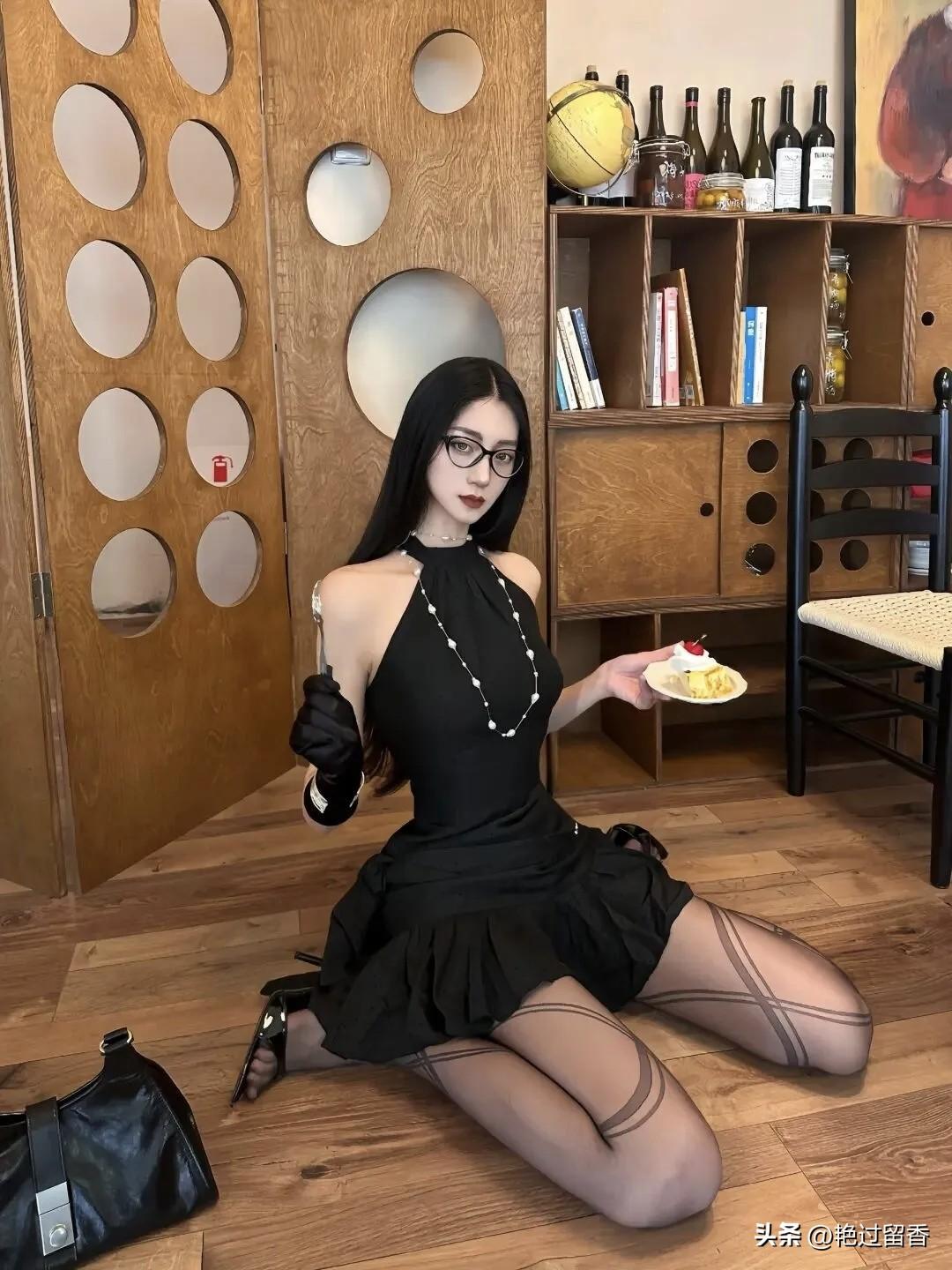 复古咖啡馆里的优雅时光，黑裙与甜点相伴。