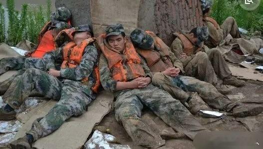 无论平时与战时  都是人民安全的守护神  每天一个赞，送给中国军人。 ​​​