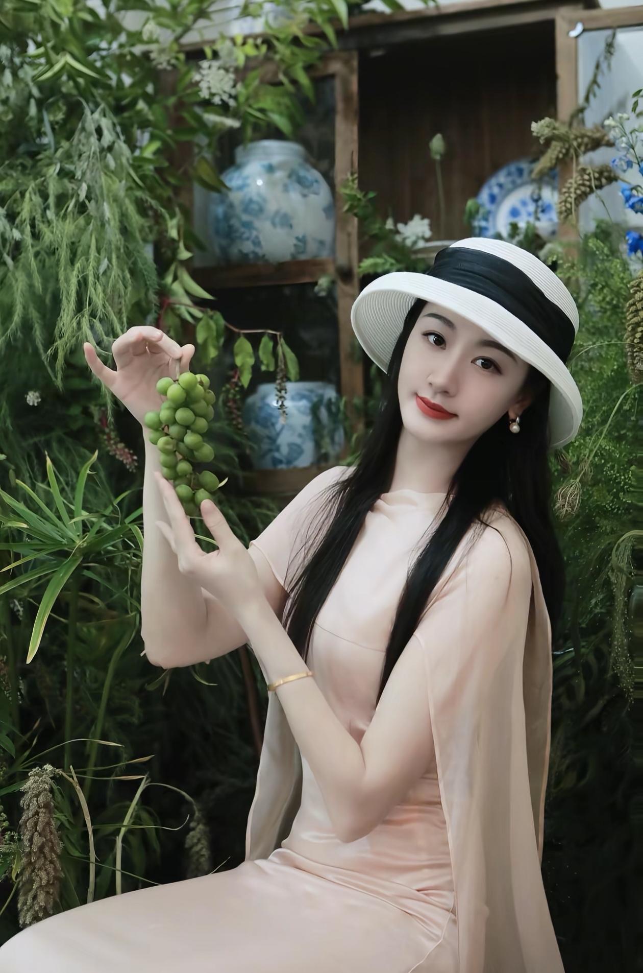优雅少女与葡萄的清新邂逅🍇💄