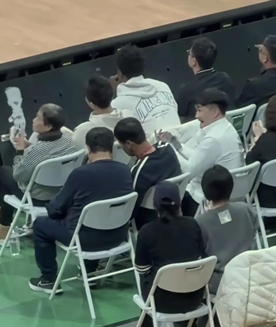 郭艾伦这小子，真让人替他捏把汗！身边这群狐朋狗友，感觉迟早要把他带沟里去。整天跟