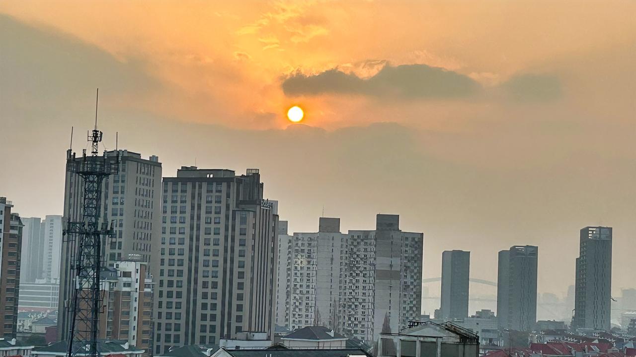 夕阳西下几时回，
不惧此刻近黄昏。