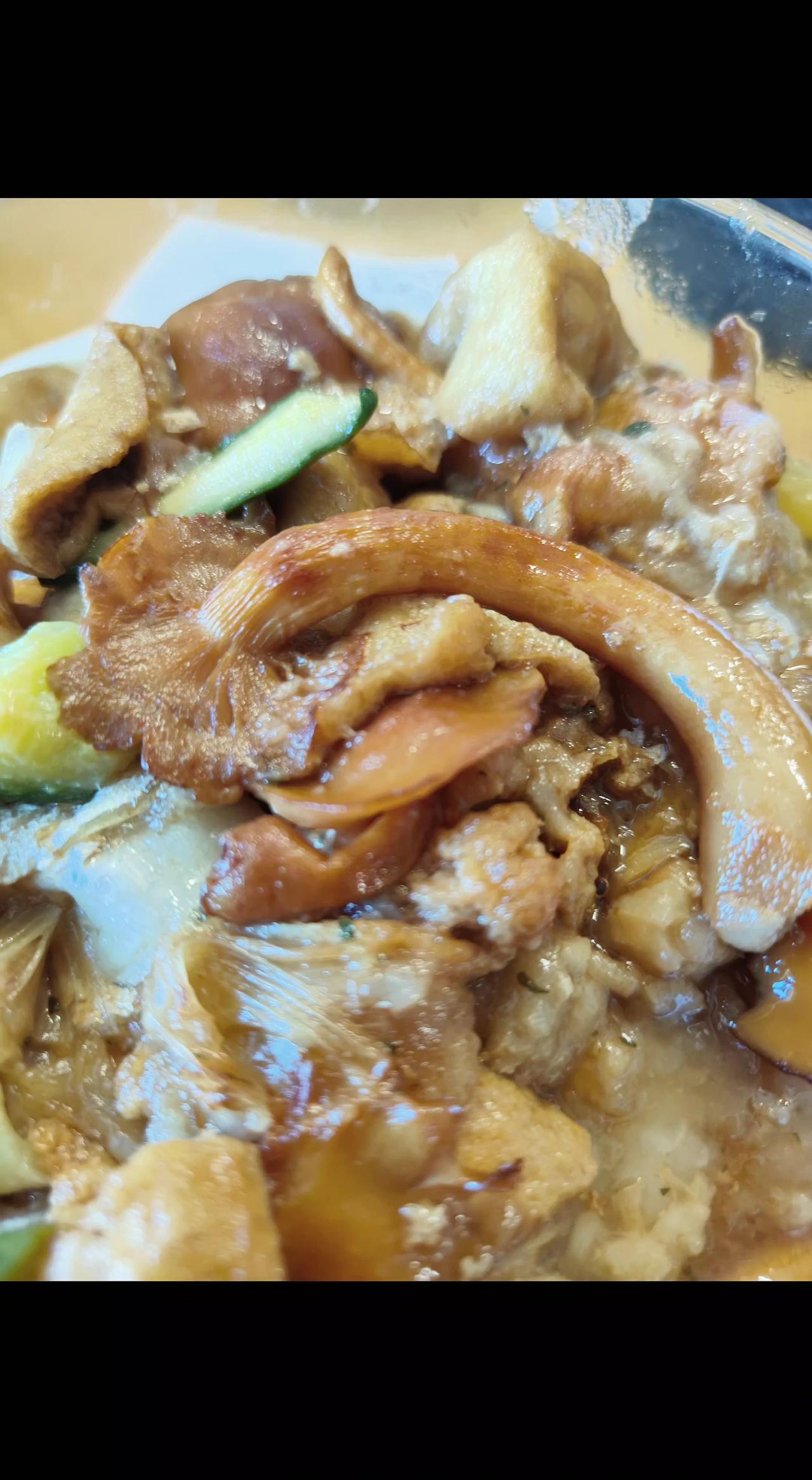 🍄滑子蘑裹着酱汁跳舞💃，豆腐泡吸饱了时光的鲜。一口入魂，是家常的温柔暴击✨。