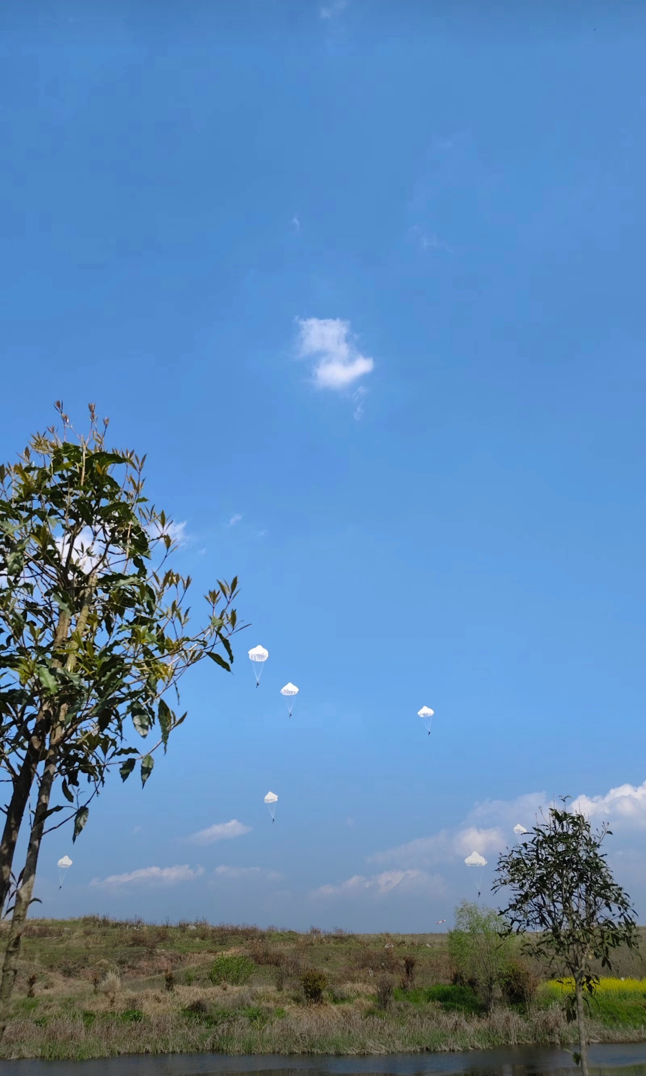 网友拍到：神兵天降