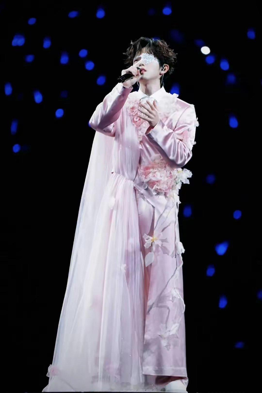 李昊 一半婚纱一半西服李昊真是个超级用心的男孩子呢！听说他为了某个重要的场合，精