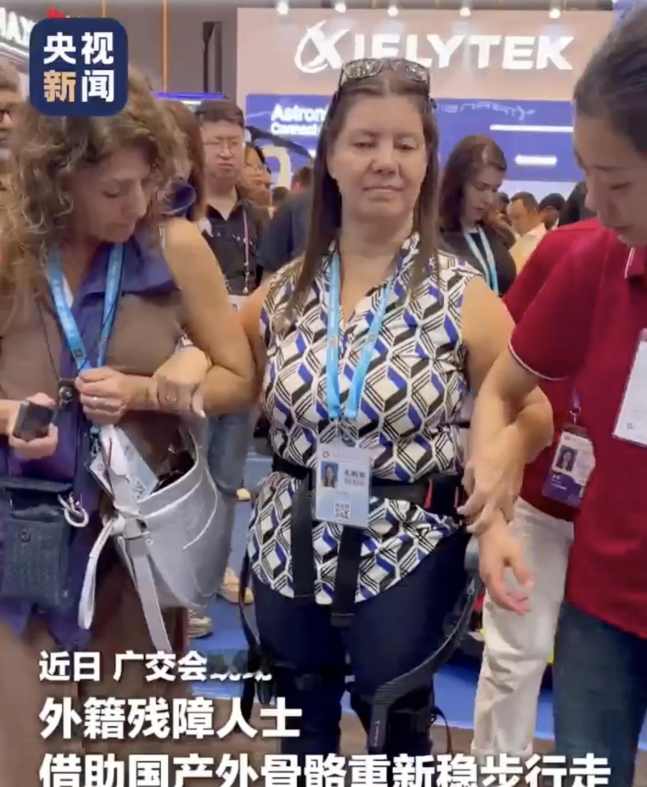 1.8公斤的机器，

9000块钱，

广交会上没人喊口号。

它就站在那儿，轮