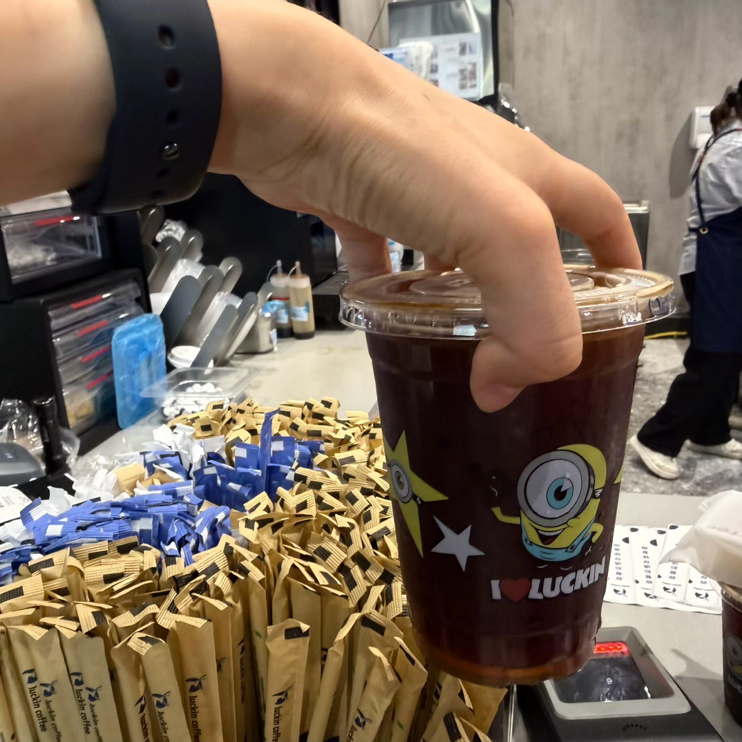 “人总是需要片刻的快乐 来爱上这日复一日的生活” 开机！ 