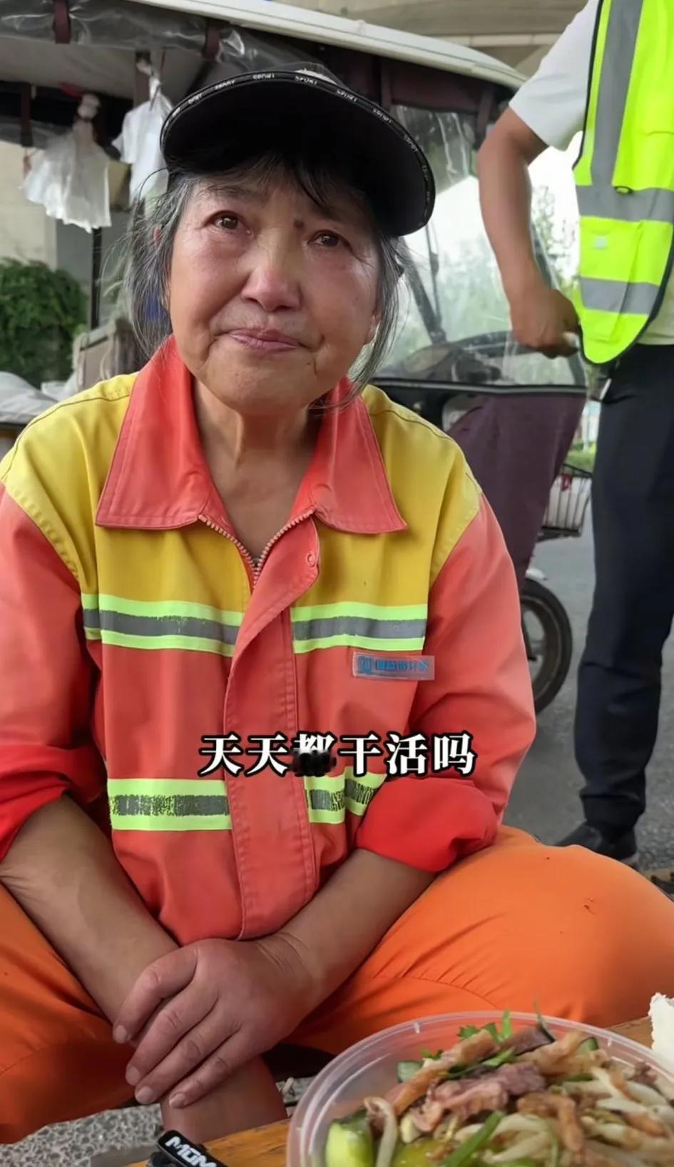 我家楼下阿姨是一个环卫工人，每个月工资1400元，每天工作时间早上6.30-11