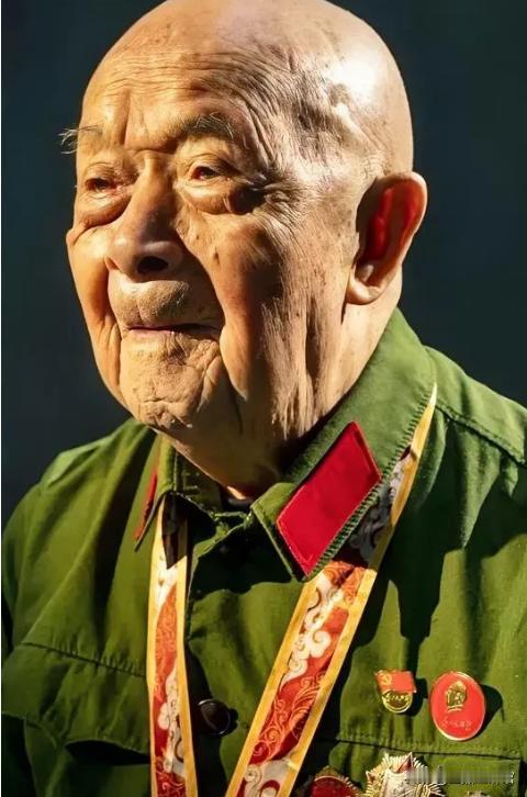 抗美援朝时，他一人歼敌400余人，立下汗马功劳，复员时，却因工作人员写错一字，苦