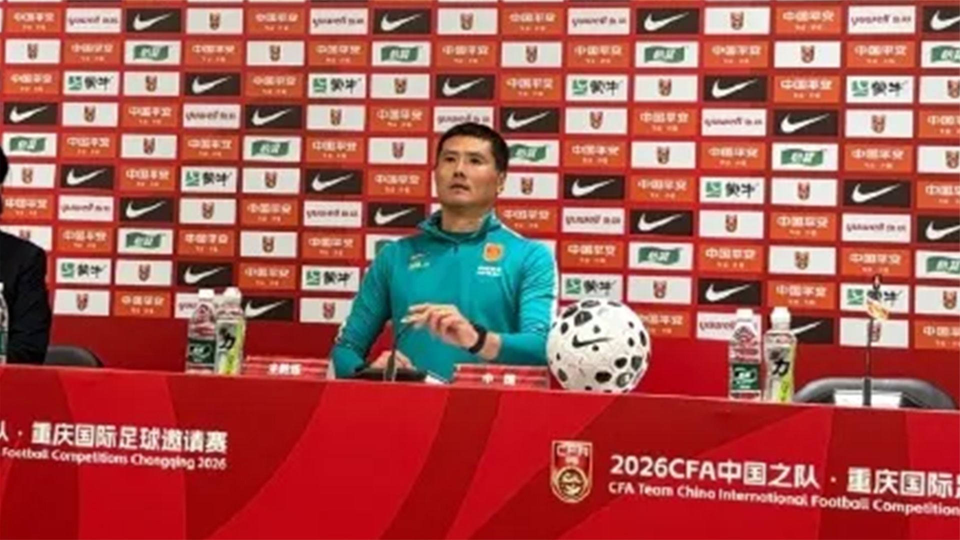学巴黎？国足开球直接踢给巴勒斯坦，直接干懵解说