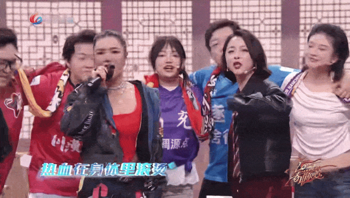 川渝春晚黄小蕾川渝春晚 老板儿～～～～～娘，黄小蕾这一声喊得太有川渝特色啦，瞬间