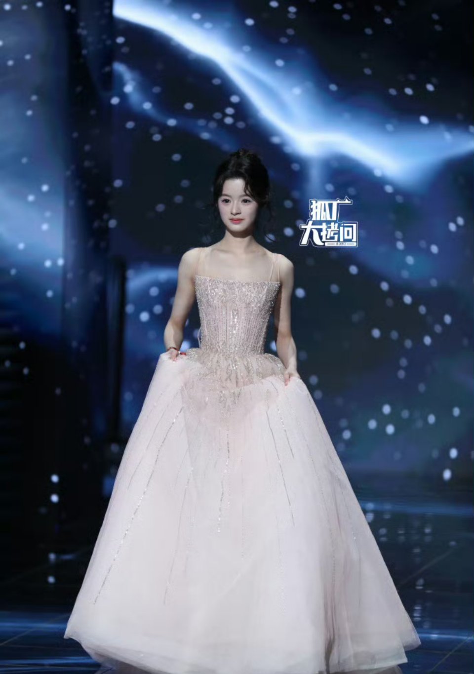 狐厂其实每次都是，用同一个滤镜一股脑发