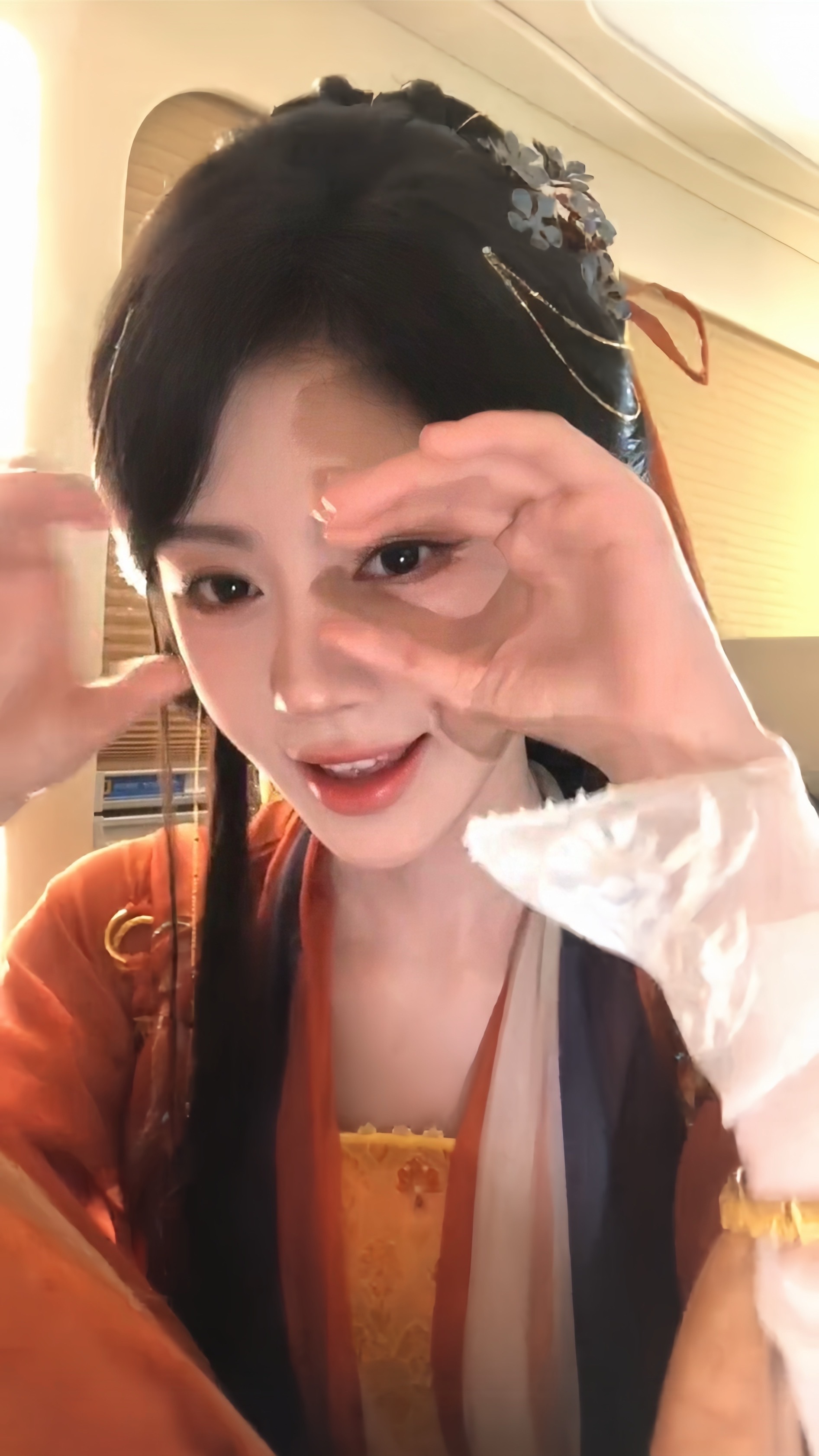眼颊比心