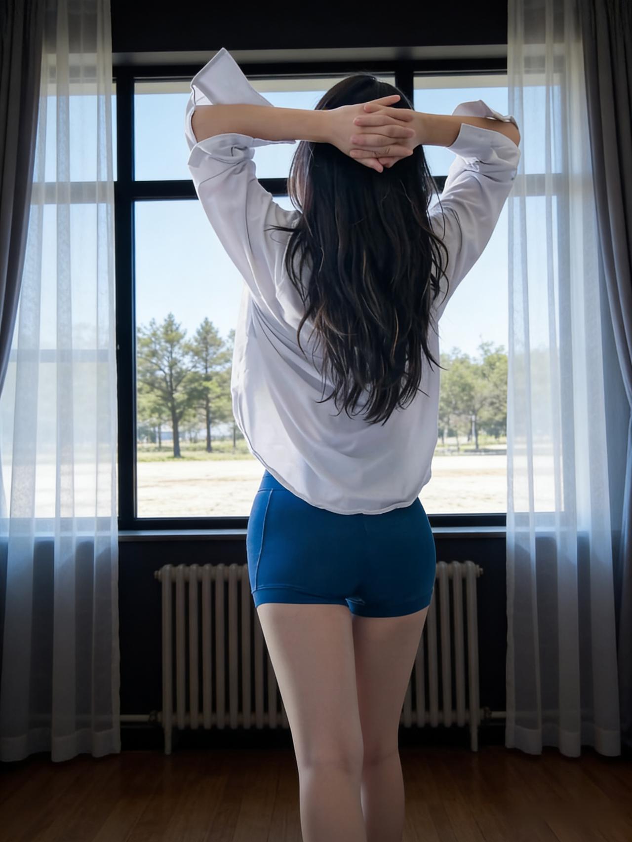 幽室把黄昏和晨曦收进绒布的褶皱
夜来香的香，是浸了月光的蜜
从花盏里淌出来，漫过