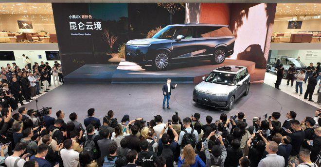 刚看完小鹏车展发布会，核心思路并不标新立异，就是大家熟悉的AI定义汽车。
不过内