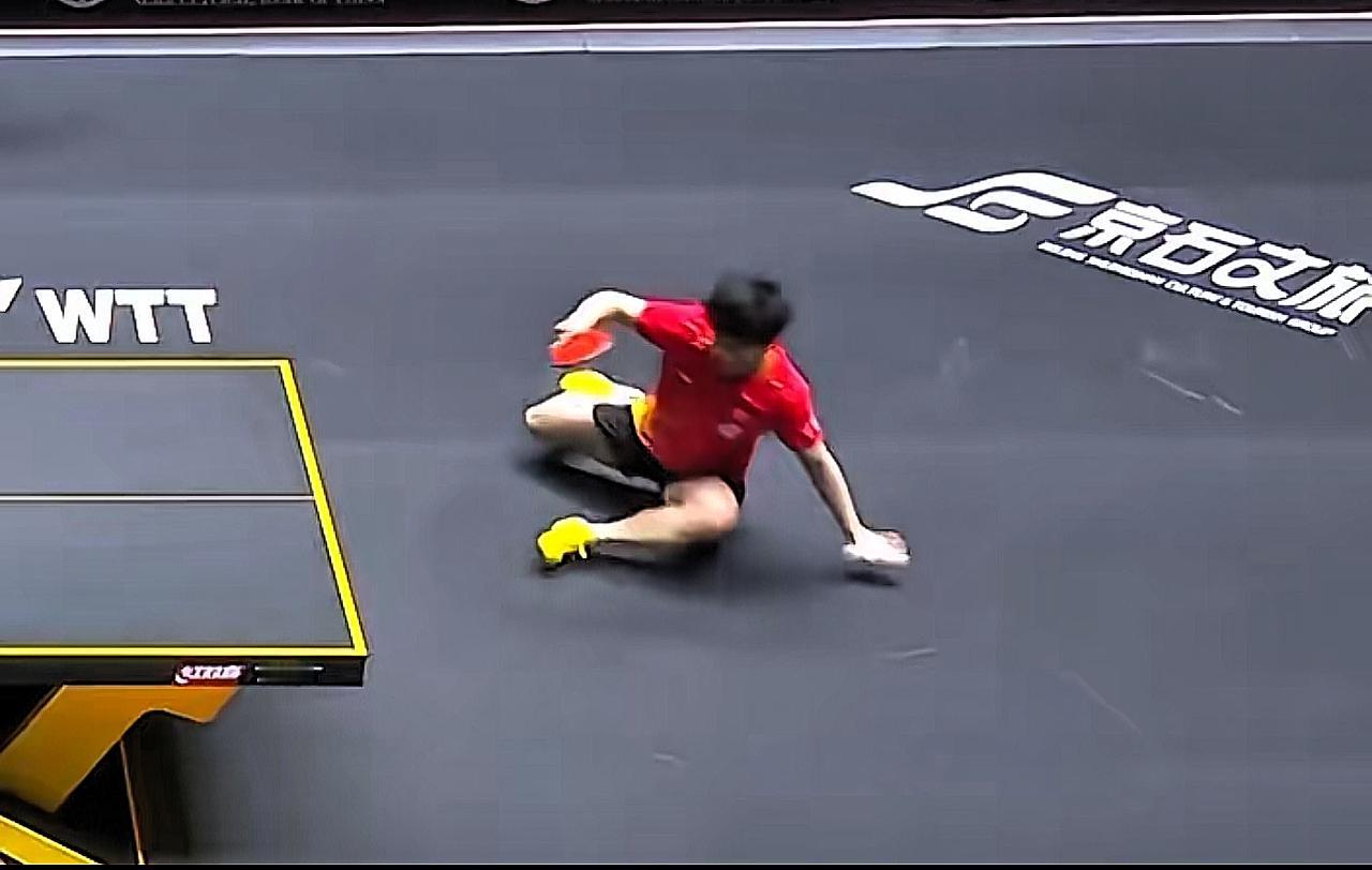 孙颖莎这一跤摔完，算是彻底不“藏着掖着”了！

前两局跟对手咬得胶着，1:1的比