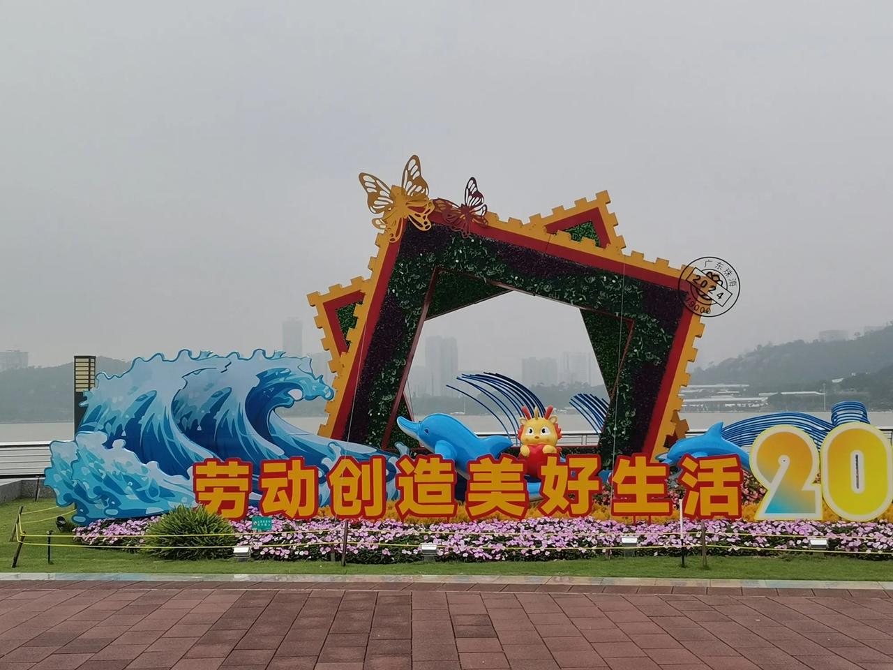 以下是五首关于端午节的古诗：
 
1. 《端午》
唐·李隆基
端午临中夏，时清日
