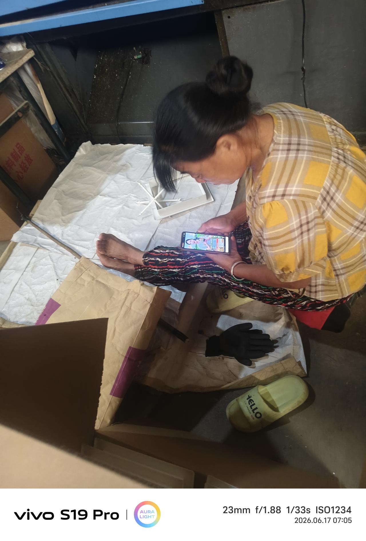 一言难尽的女人……三番五次的和她说，姐呀，虽然说是上班但是注意点影响好不好，干活