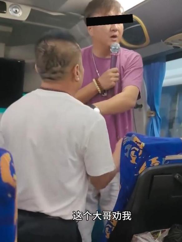 黑导游太嚣张！
没人能治他吗？



那个导游的视频，
引发了很多人的关注。
