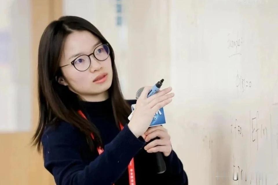 当同龄人还在初中，13岁的她已迈入高中，16岁考入北大，却为何一度与数学系无缘？