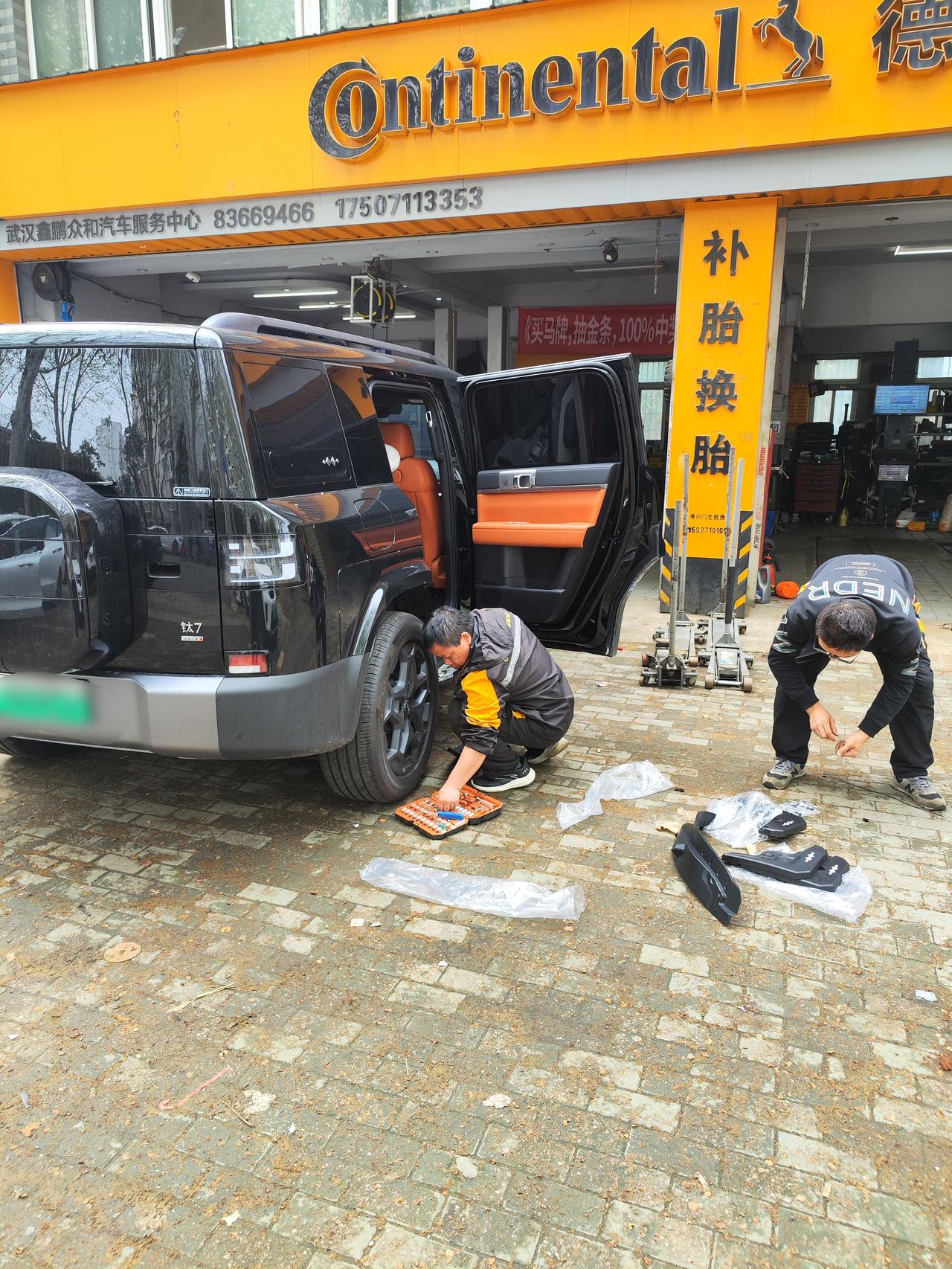 在论坛里看了很多车友关于钛七的改装和各种小东西的购买。
我现在的车子里面买了无线