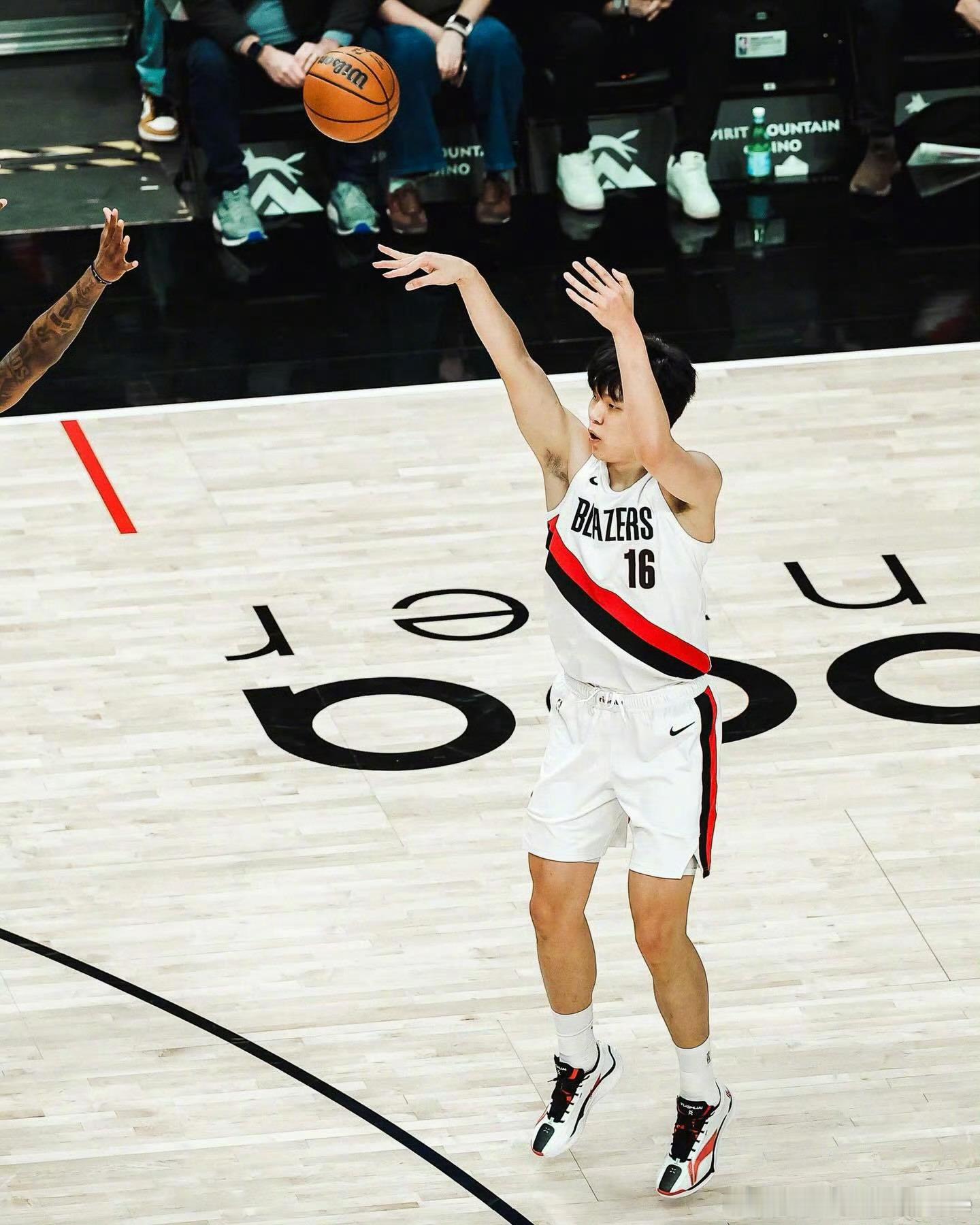 杨瀚森完成了NBA菜鸟赛季 “每一步，都算数。”杨瀚森的新秀赛季正式结束，伙计们